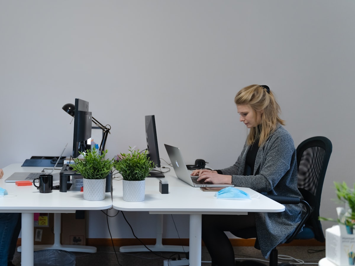 Consultora trabajando con un ordenador en un escritorio de oficina
