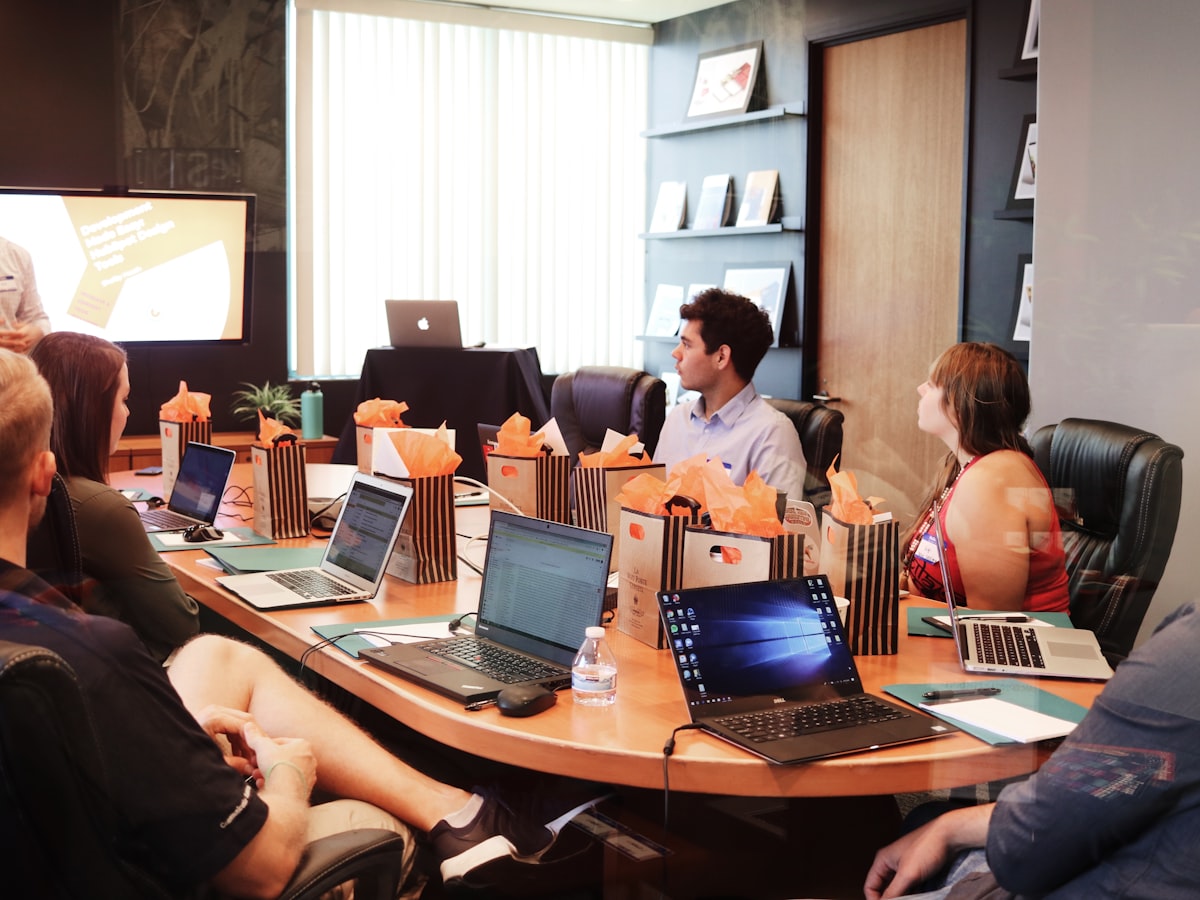 Equipo de la agencia en una reunión de trabajo con portátiles