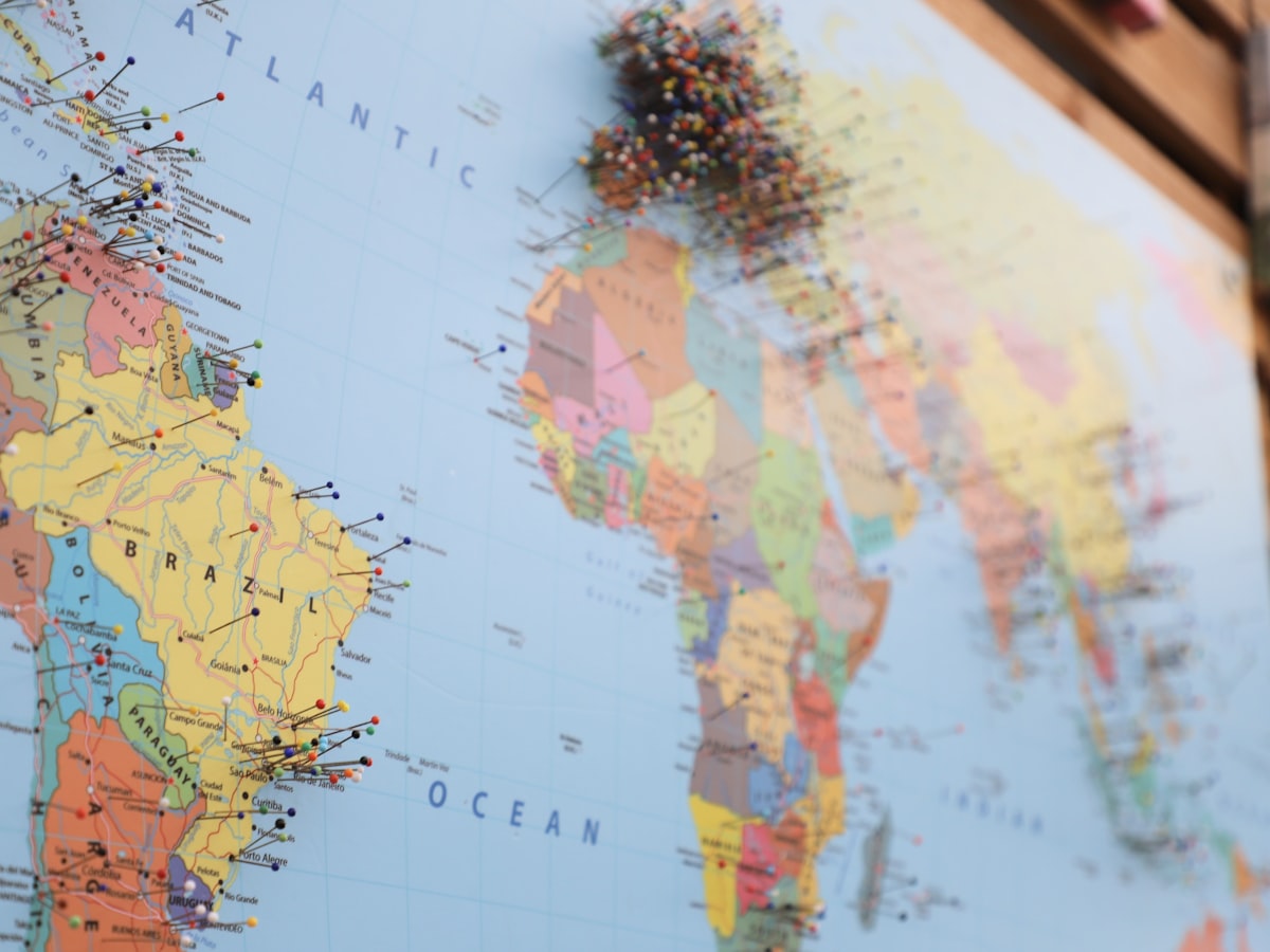 Mapa del mundo con chinchetas marcando distintos países