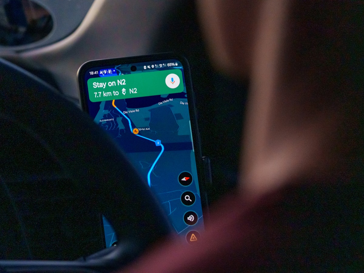 Aplicación de mapas mostrando una ruta en un teléfono móvil